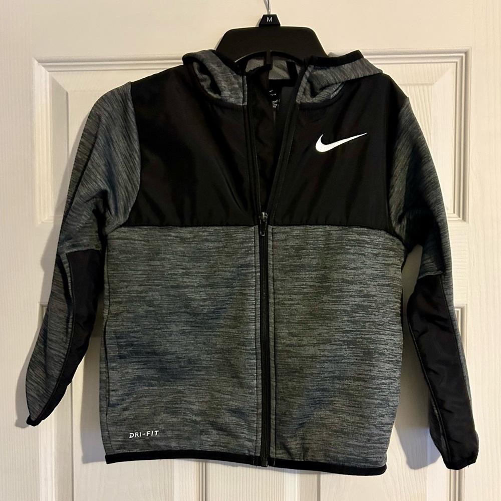 Nike black and white hooded zip up size 6-7 years